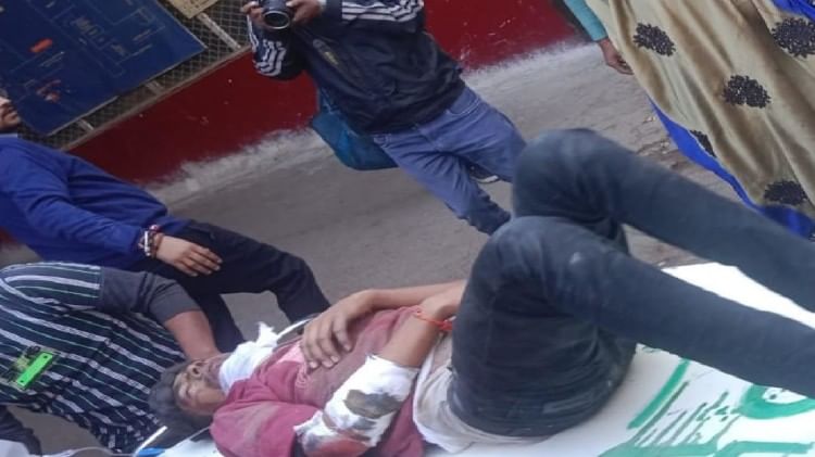 प्राथमिक उपचार स्थानीय चिकित्सालय में कराया गया।