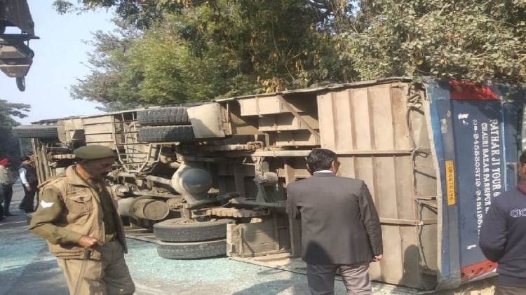 स्कूल बस पलटी