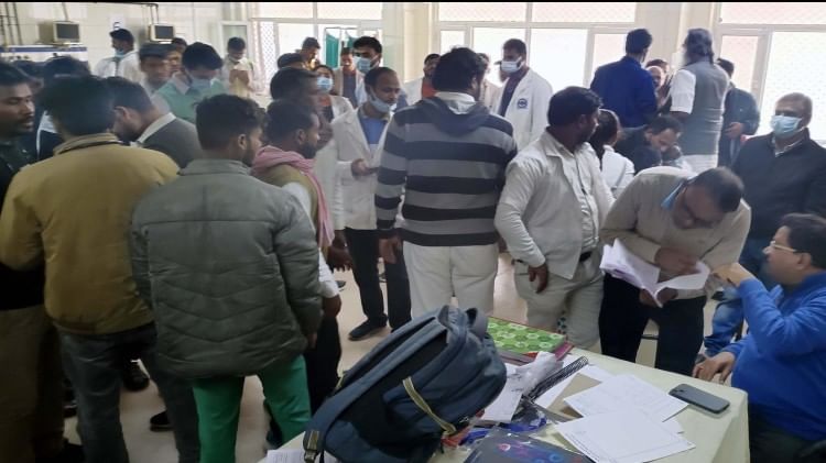 स्कूल बस पलटने के बाद घायल बच्चों को एसआरएन में भर्ती कराया गया।