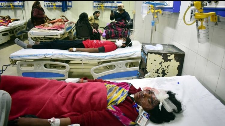 स्कूल बस पलटने से घायल बच्चों को उपचार के लिए एसआरएन में भर्ती कराया गया।