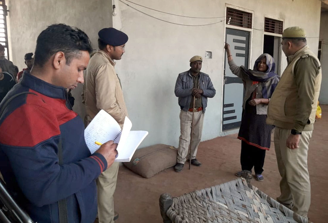 बागपत : फखरपुर में एक मकान में महिला से गायब बच्चे के बारे में जानकारी लेते सीओ विजय चौधरी। बागपत : फखरपुर में एक मकान में महिला से गायब बच्चे के बारे में जानकारी लेते सीओ विजय चौधरी।