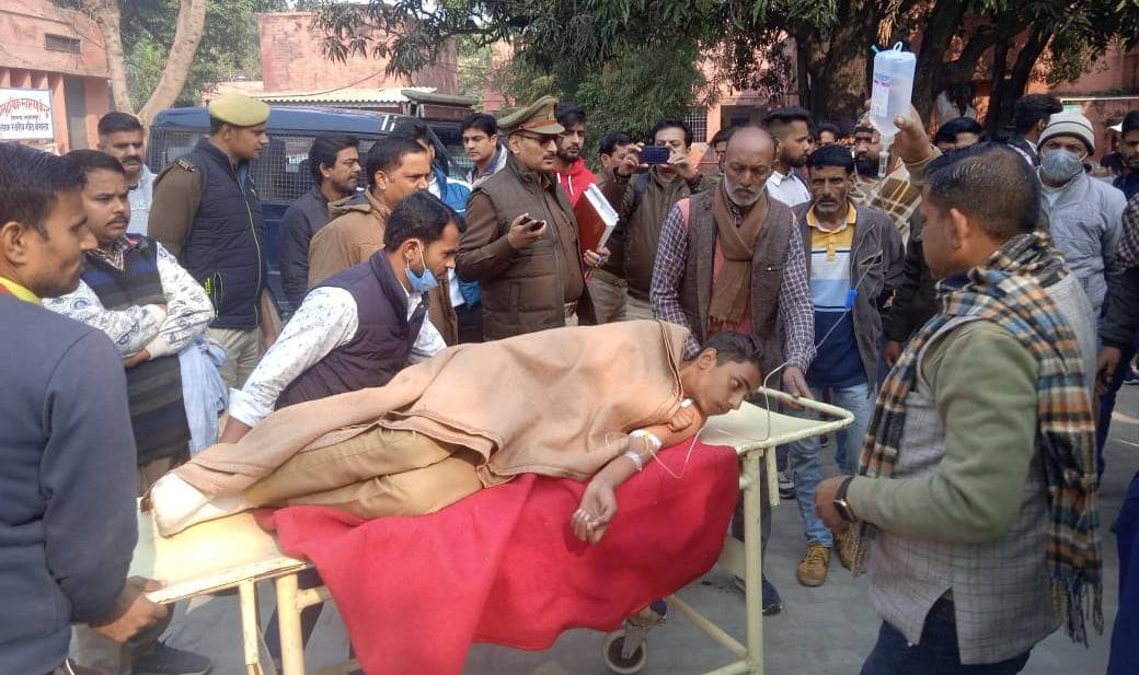 भायला गांव में गोली लगने के बाद घायल को देवबंद सीएचसी में भर्ती कराते परिजन