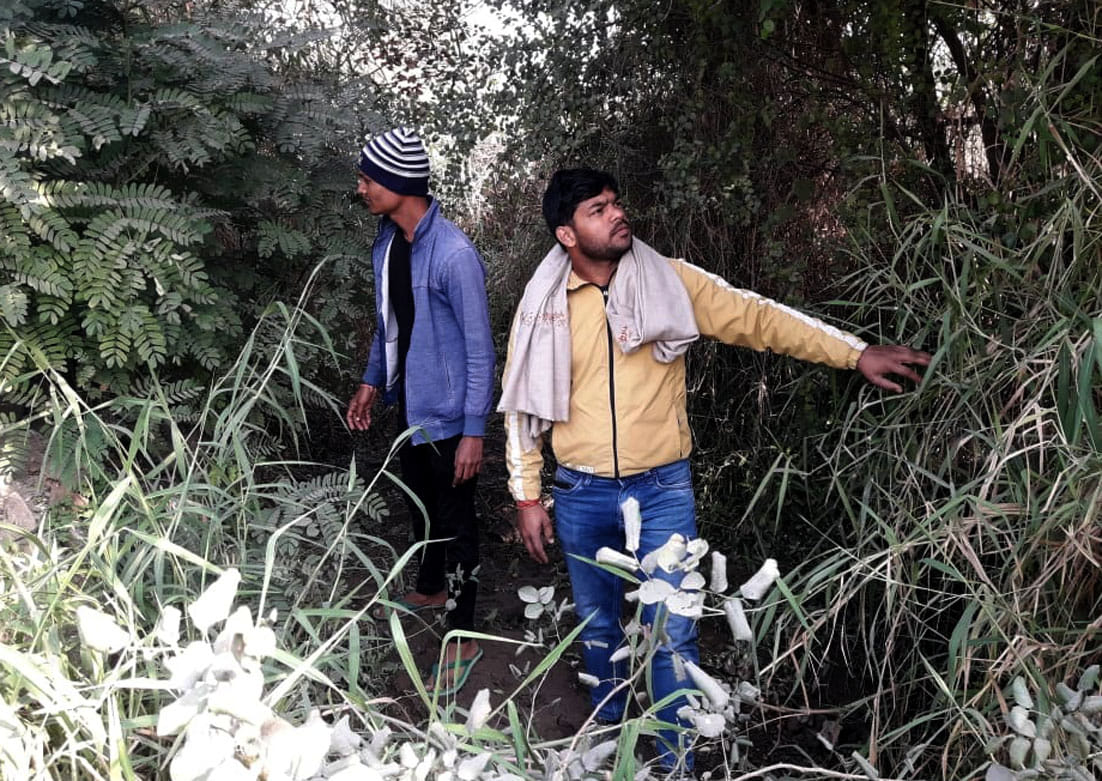 फखरपुर कें जंगल में झाडियों में बच्चे की तलाश करते ग्रामीण युवक फखरपुर कें जंगल में झाडियों में बच्चे की तलाश करते ग्रामीण युवक