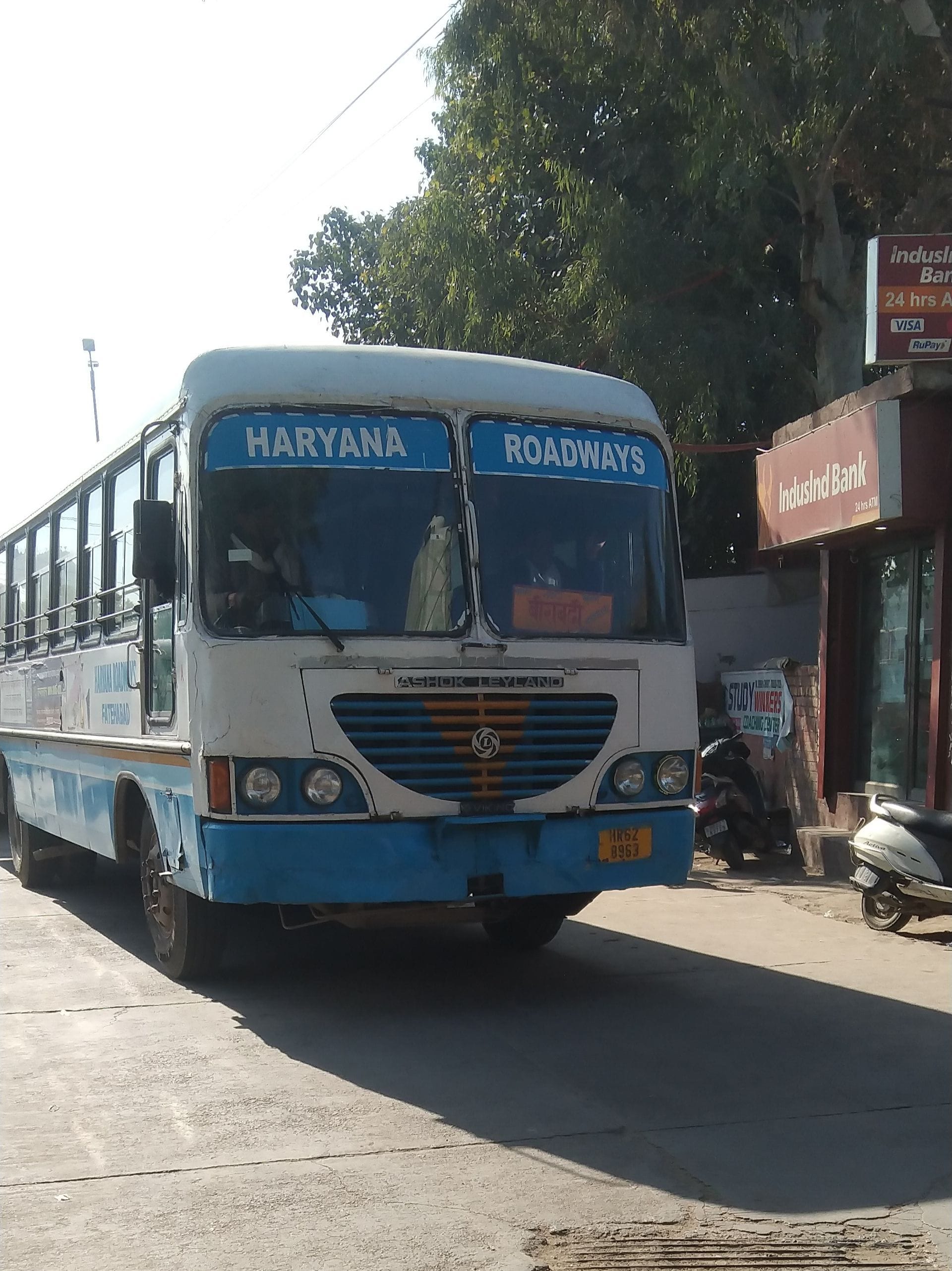 फतेहाबाद में गांव बीराबदी के लिए जाने वाले लोकल रूट की बस, जिस पर फॉग लाइट नहीं लगी है।