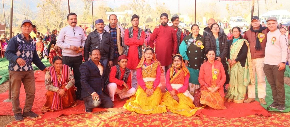 किर्साण महोत्सव में मौजूद अतिथि, लोक कलाकार और आयोजक। संवाद किर्साण महोत्सव में मौजूद अतिथि, लोक कलाकार और आयोजक। संवाद