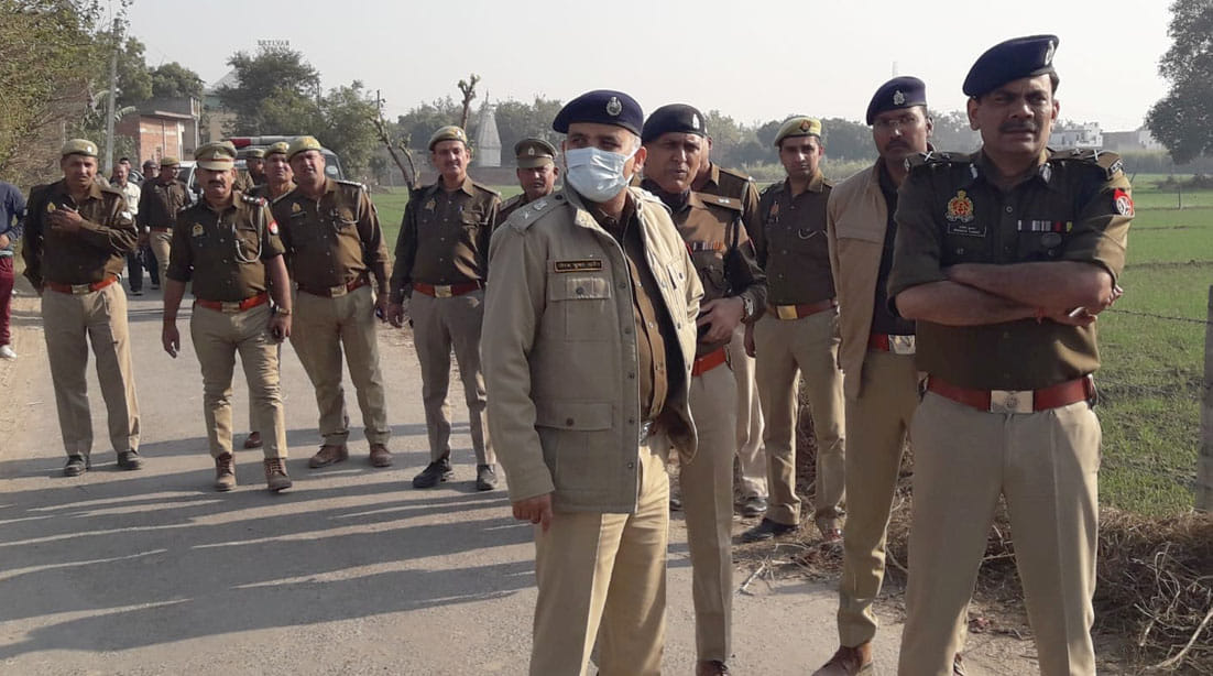 लापता सूर्यांश के बारे में जानकारी लेने ग्राम फखरपुर में पहुंचे मेरठ जोन के आईजी प्रवीन कुमार। लापता सूर्यांश के बारे में जानकारी लेने ग्राम फखरपुर में पहुंचे मेरठ जोन के आईजी प्रवीन कुमार।