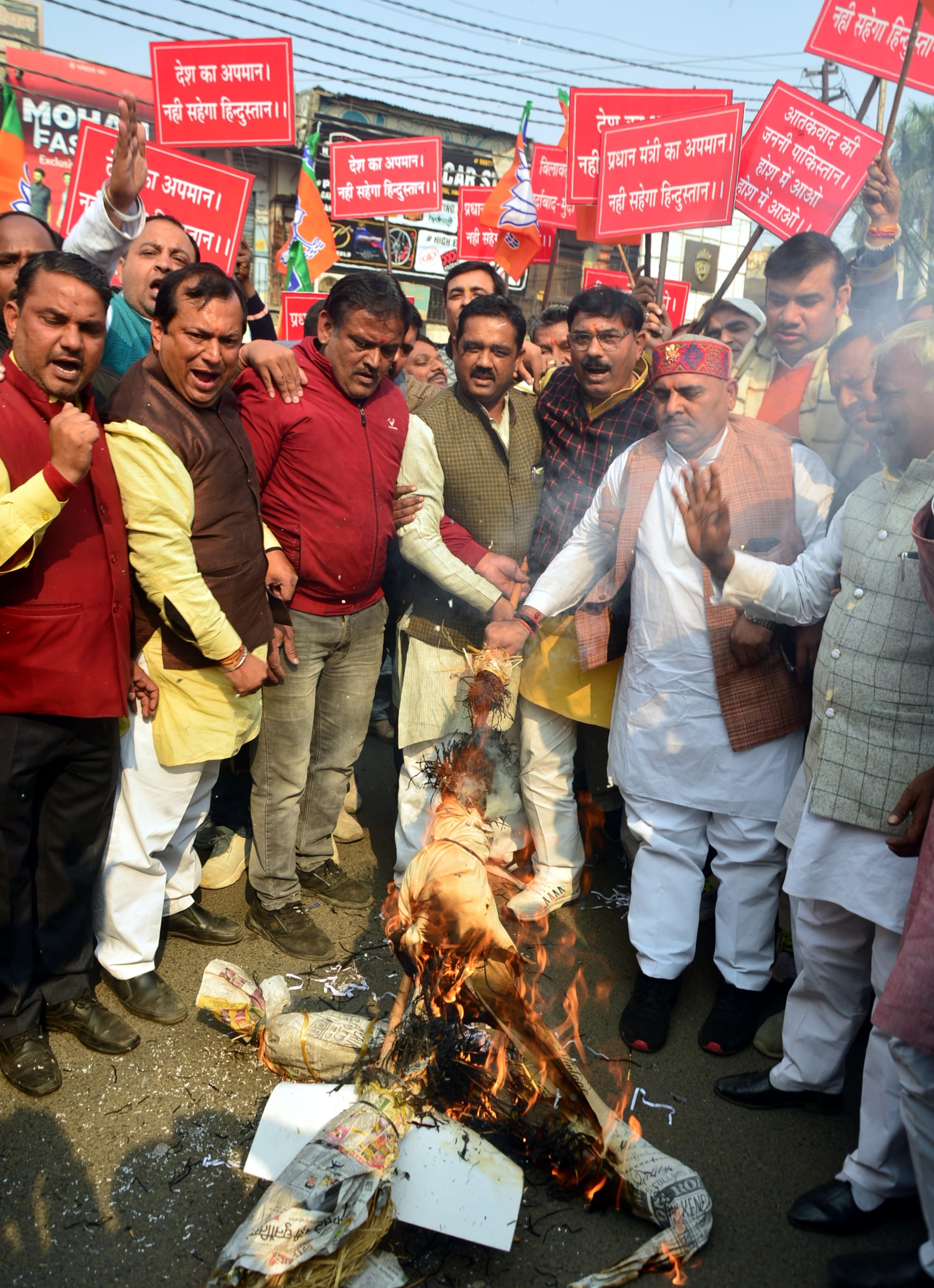 नगर के टाउनहाल रोउ पर पाकिस्तान के विदेश मंत्री का पुतला फूकंते भाजपाई। नगर के टाउनहाल रोउ पर पाकिस्तान के विदेश मंत्री का पुतला फूकंते भाजपाई।