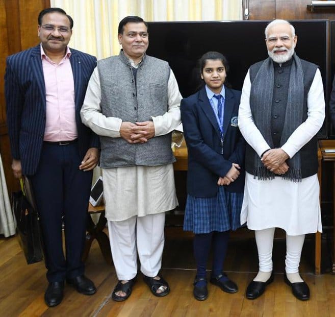 प्रधानमंत्री  नरेंद्र मोदी के साथ सीबीएसई हाईस्कूल की नेशनल टॉपर दिया नामदेव के परिजन।