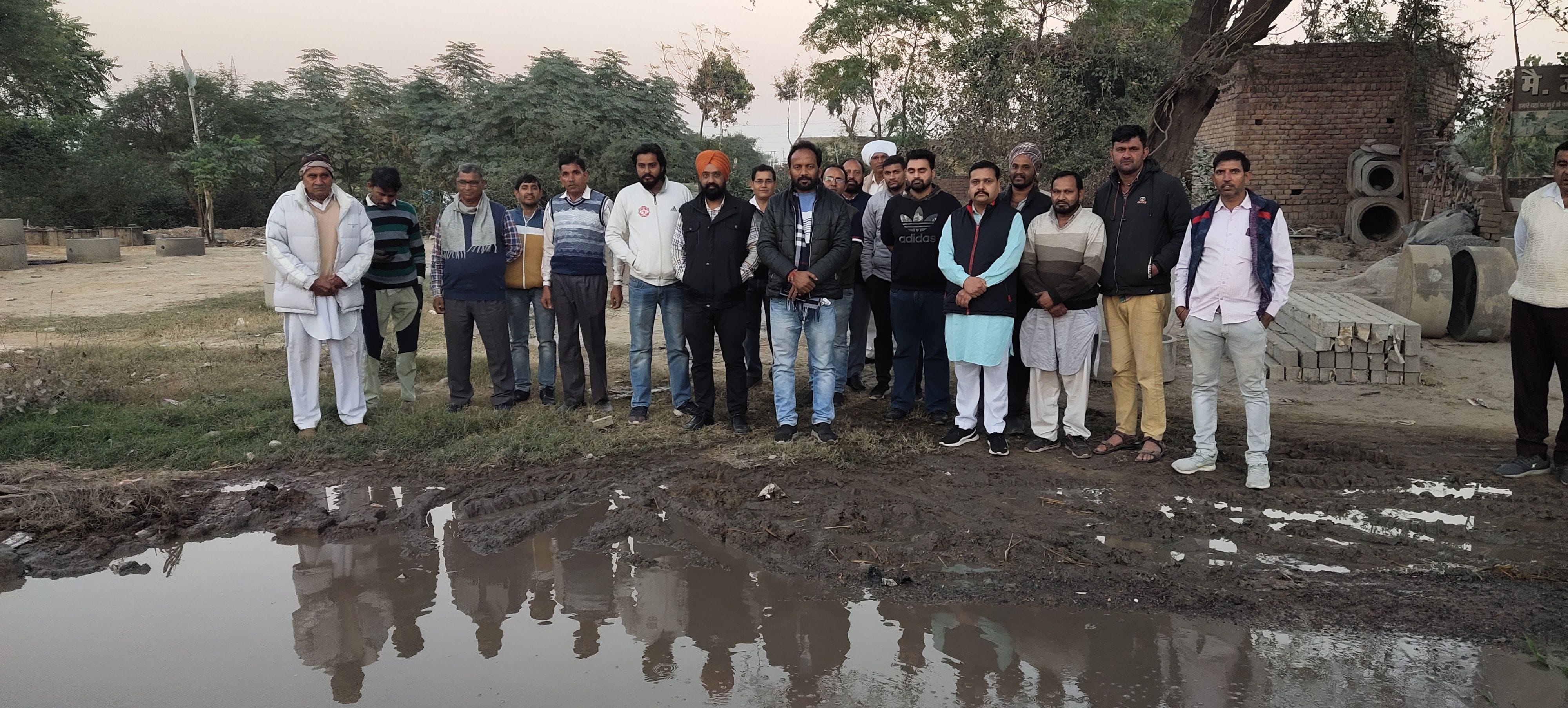 रतिया चुंगी-हांसपुर रोड के गड्डों की समस्या पर रोष प्रकट करते संगठन पदाधिकारी व दुकानदार। रतिया चुंगी-हांसपुर रोड के गड्डों की समस्या पर रोष प्रकट करते संगठन पदाधिकारी व दुकानदार।