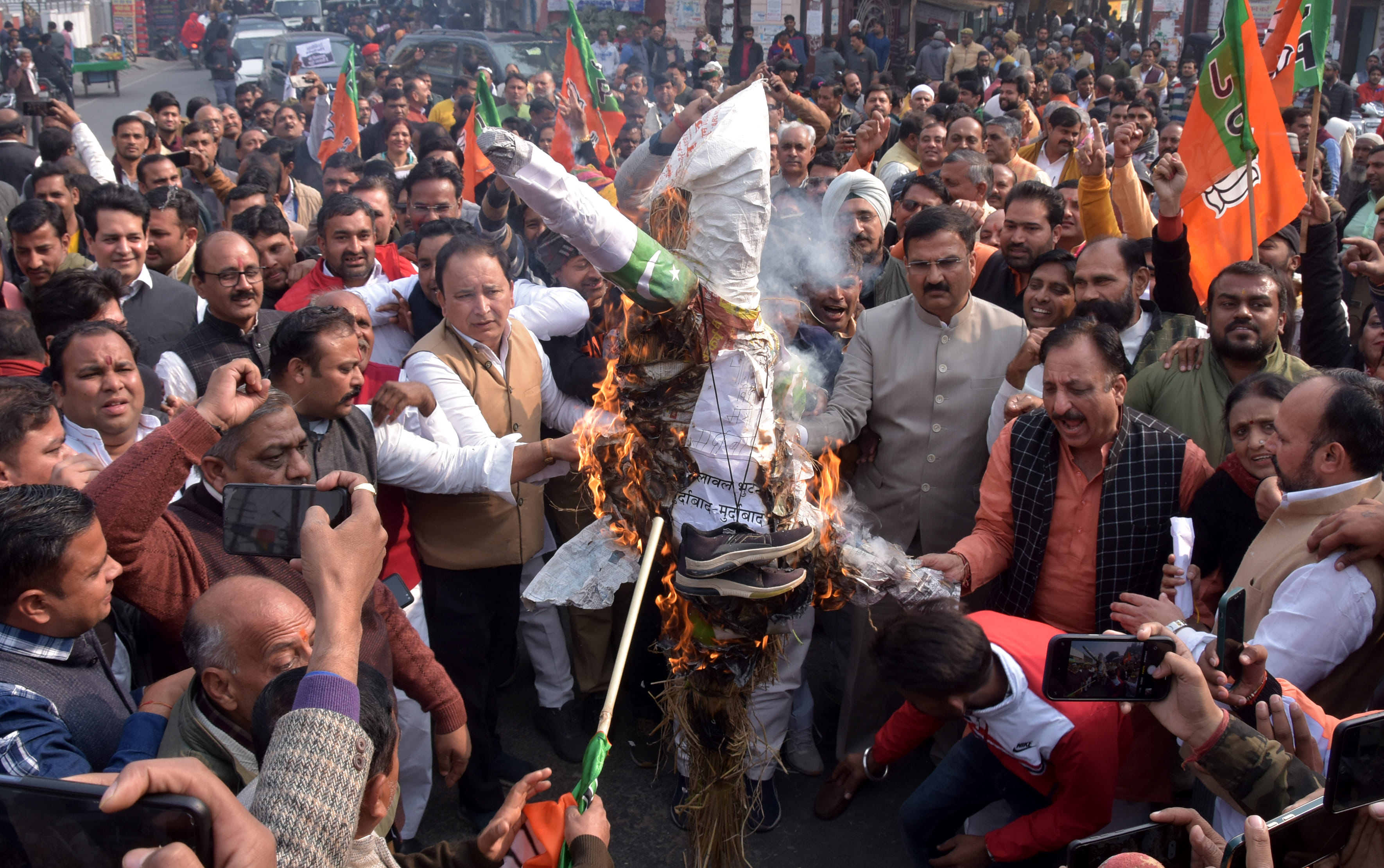 सहारनपुर के हकीकत नगर धरना स्थल से पाकिस्तान के विदेश मंत्री बिलावल भुटटो का पुतला फुंकने जाते भ? सहारनपुर के हकीकत नगर धरना स्थल से पाकिस्तान के विदेश मंत्री बिलावल भुटटो का पुतला फुंकने जाते भ?