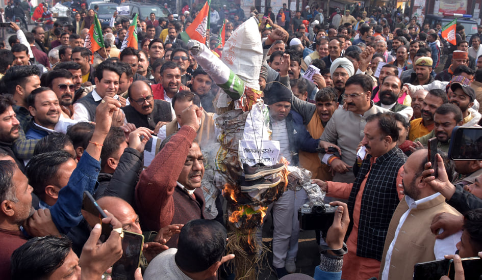 सहारनपुर के हकीकत नगर धरना स्थल से पाकिस्तान के विदेश मंत्री बिलावल भुटटो का पुतला फुंकने जाते भ? सहारनपुर के हकीकत नगर धरना स्थल से पाकिस्तान के विदेश मंत्री बिलावल भुटटो का पुतला फुंकने जाते भ?
