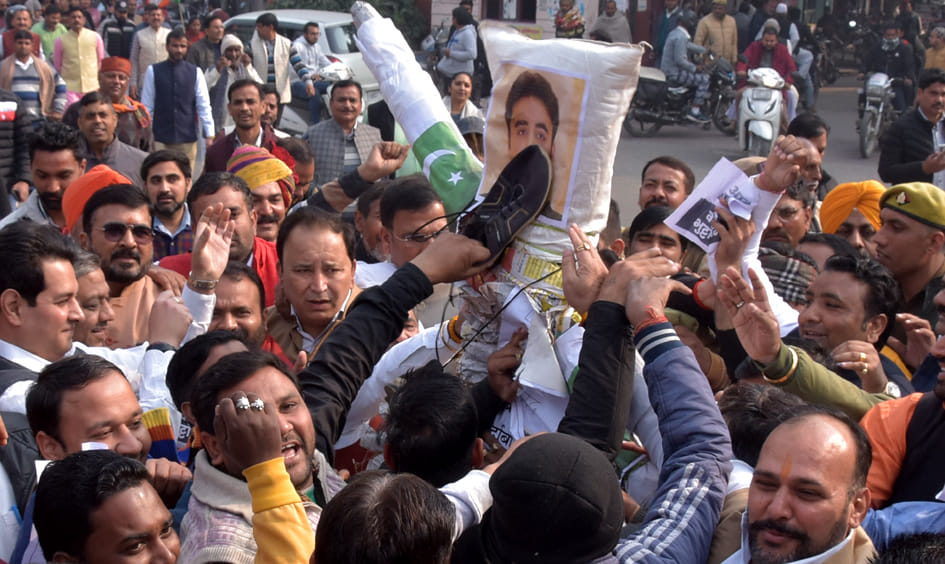 सहारनपुर के हकीकत नगर धरना स्थल से पाकिस्तान के विदेश मंत्री बिलावल भुटटो का पुतला पर जूते मारते सहारनपुर के हकीकत नगर धरना स्थल से पाकिस्तान के विदेश मंत्री बिलावल भुटटो का पुतला पर जूते मारते