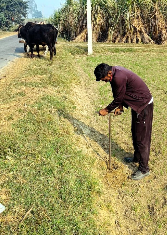 बाबरी क्षेत्र के गांव हिरनवाड़ा में तारबंदी करता किसान। बाबरी क्षेत्र के गांव हिरनवाड़ा में तारबंदी करता किसान।