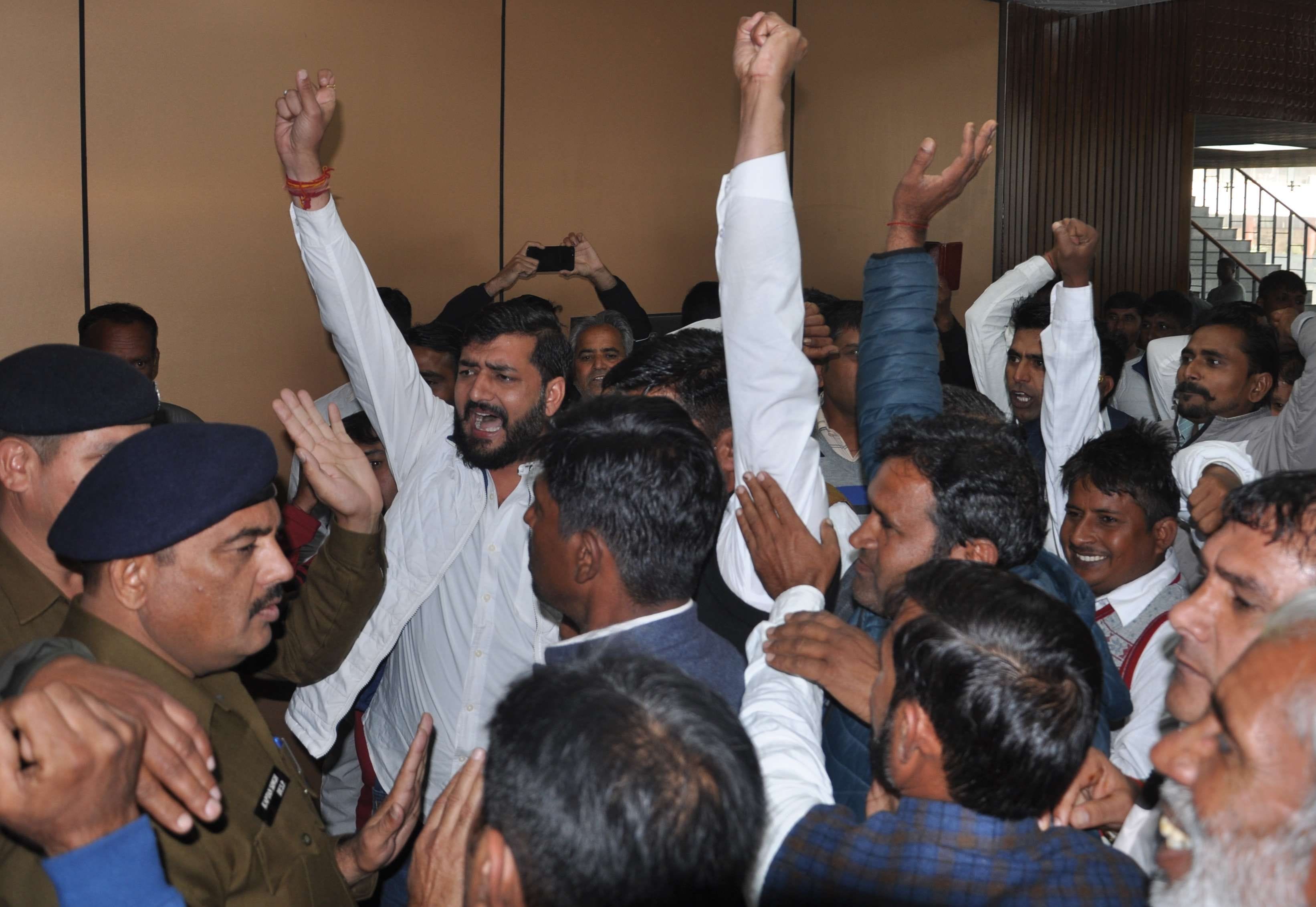 हिसार। जनप्रतिनिधि संवाद कार्यक्रम में सभागार में जाने से रोकने पर नारेबाजी करते सरपंच।