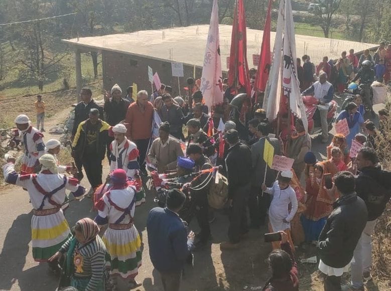 किर्साण महोत्सव के समापन दिवस पर झांकी निकालते क्षेत्रवासी। संवाद किर्साण महोत्सव के समापन दिवस पर झांकी निकालते क्षेत्रवासी। संवाद