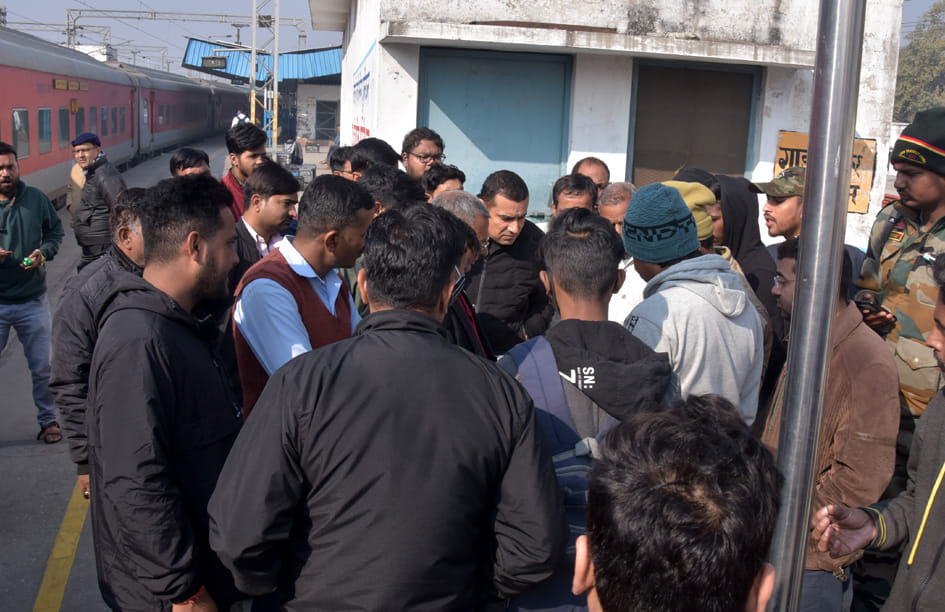 सहारनपुर रेलवे स्टेशन पर अमृतसर इन्द्रौर एकप्रैस के एसी कोच में गंदगी होने के कारण चलती ट्रेन रो सहारनपुर रेलवे स्टेशन पर अमृतसर इन्द्रौर एकप्रैस के एसी कोच में गंदगी होने के कारण चलती ट्रेन रो