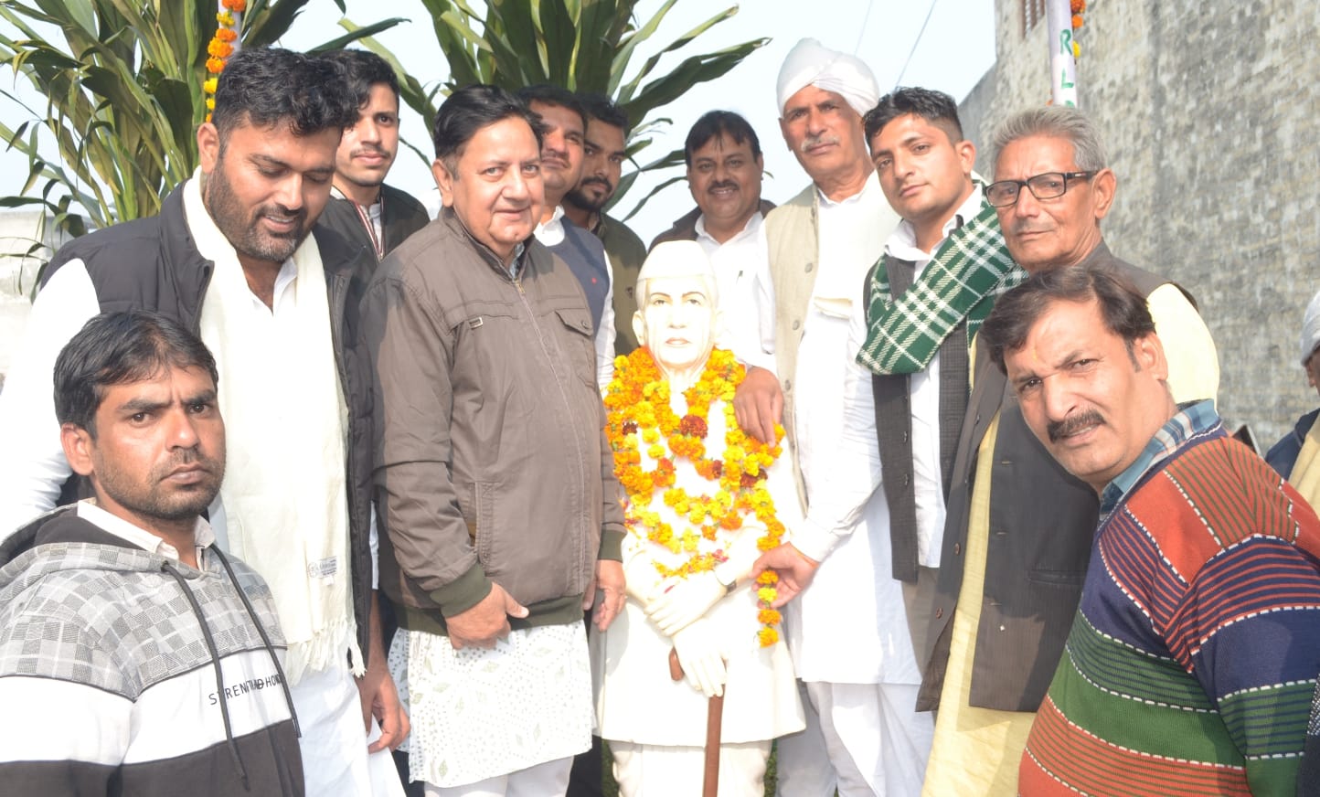 शामली क्षेत्र के गांव टिटौली में पूर्व प्रधानमंत्री चौधरी चरण सिंह की प्रतिमा पर माल्यापर्ण कर? शामली क्षेत्र के गांव टिटौली में पूर्व प्रधानमंत्री चौधरी चरण सिंह की प्रतिमा पर माल्यापर्ण कर?