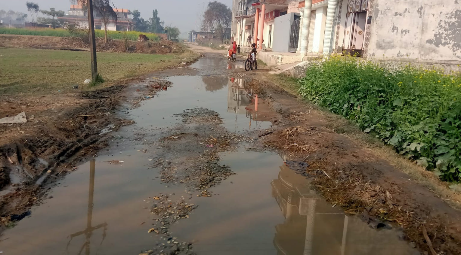 तलहेड़ी बुजुर्ग में कीचड़ व गंदे पानी में तब्दील क्षतिग्रस्त सड़क तलहेड़ी बुजुर्ग में कीचड़ व गंदे पानी में तब्दील क्षतिग्रस्त सड़क