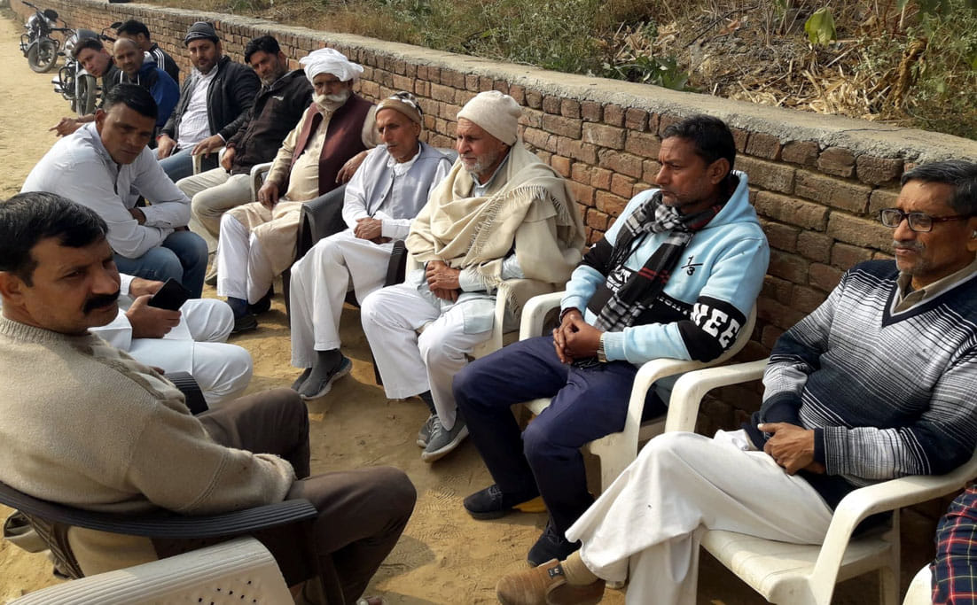 बालक शौर्य के गायब होने के बाद गमजदा बैठे परिजन और ग्रामीण बालक शौर्य के गायब होने के बाद गमजदा बैठे परिजन और ग्रामीण