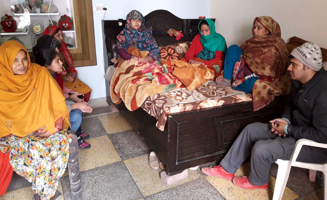 बालक शौर्य के गायब होने के बाद गमजदा बैठे परिजन बालक शौर्य के गायब होने के बाद गमजदा बैठे परिजन