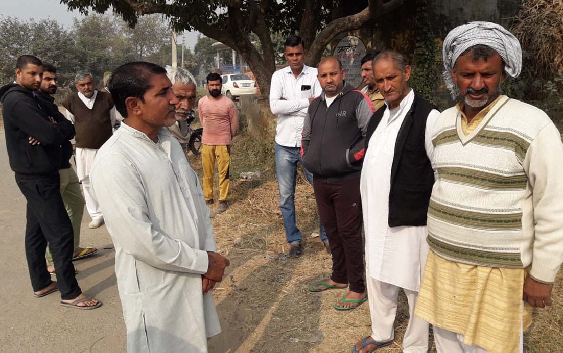 बालक शौर्य के लापता होने के चलते गांव में परेशान खडे ग्रामीण
