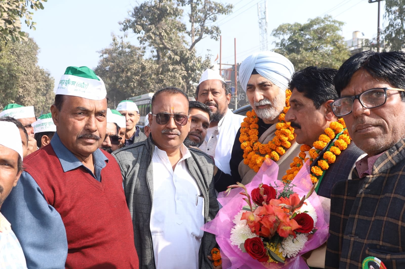 छुटमलपुर के एमएसपी गारंटी चिंतन शिविर में पहुंचने पर वीएम सिंह का स्वागत करते किसान नेता छुटमलपुर के एमएसपी गारंटी चिंतन शिविर में पहुंचने पर वीएम सिंह का स्वागत करते किसान नेता