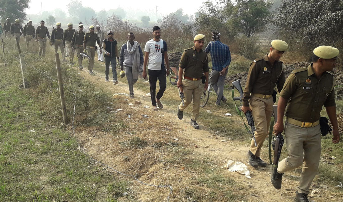फखरपुर के जंगल में बालक शौर्य की तलाश में जुटे ग्रामीण और पुलिस फखरपुर के जंगल में बालक शौर्य की तलाश में जुटे ग्रामीण और पुलिस