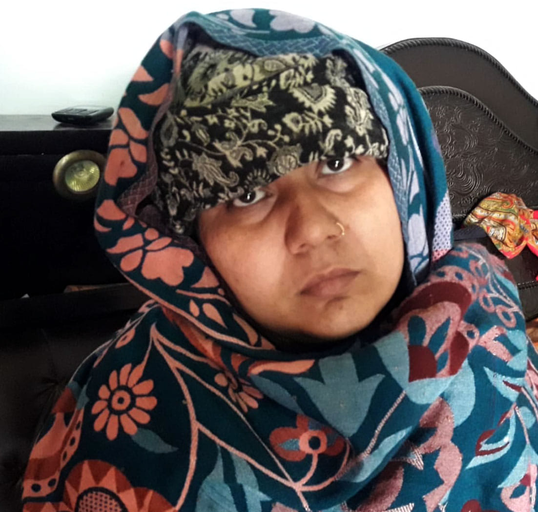 गमजदा बैठी बालक शौर्य की मां मोनिका गमजदा बैठी बालक शौर्य की मां मोनिका