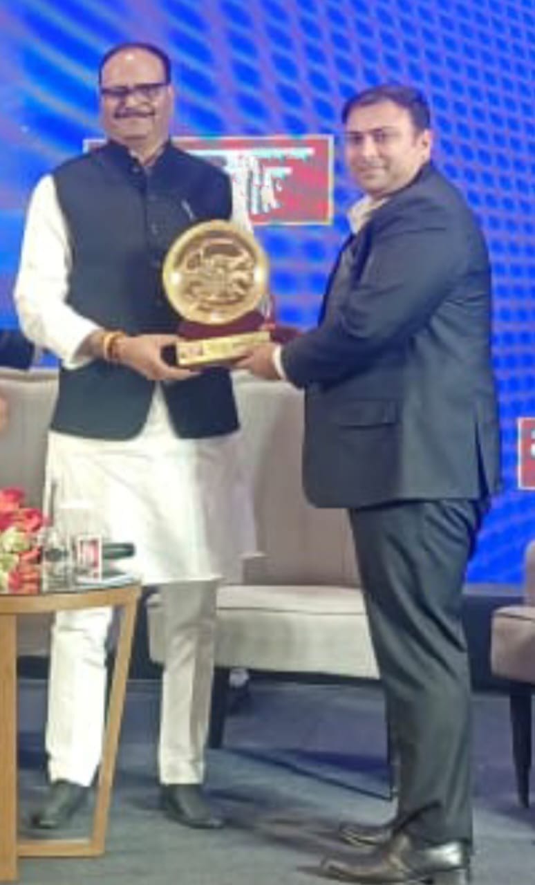 लखनऊ में समाज सेवी कुशांक चौहान को सम्मानित करते उप मुख्यमंत्री ब्रिजेश पाठक लखनऊ में समाज सेवी कुशांक चौहान को सम्मानित करते उप मुख्यमंत्री ब्रिजेश पाठक
