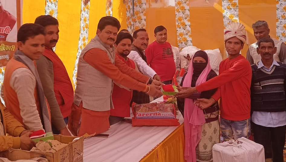 मुख्यमंत्री सामूहिक विवाह योजना कार्यक्रम में नवदंपती को उपहार भेंट करते ब्लाक प्रमुख प्रतिनि? मुख्यमंत्री सामूहिक विवाह योजना कार्यक्रम में नवदंपती को उपहार भेंट करते ब्लाक प्रमुख प्रतिनि?