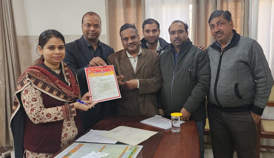 शामली डीएम को  ज्ञापन देते वैश्य समाज के लोग