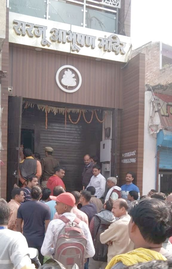 ोटो-1- शहर के पुरानी बाजार में सराफा की दुकान में चोरी के बाद जांच पड़ताल करती पुलिस व मौजूद स्थानी? ोटो-1- शहर के पुरानी बाजार में सराफा की दुकान में चोरी के बाद जांच पड़ताल करती पुलिस व मौजूद स्थानी?