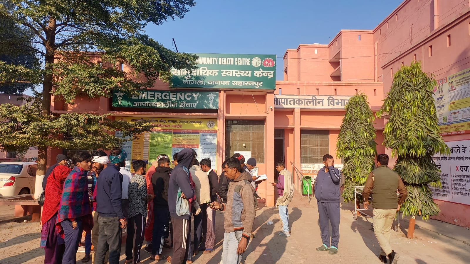 दुर्घटना के बाद सीएचसी पर लगी भीड़