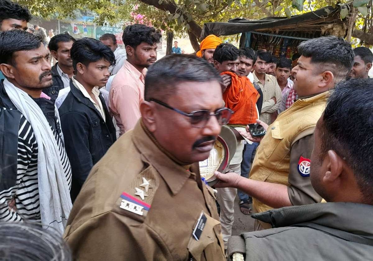आक्रोशित किसानों को समझाती थाना अजनर पुलिस।