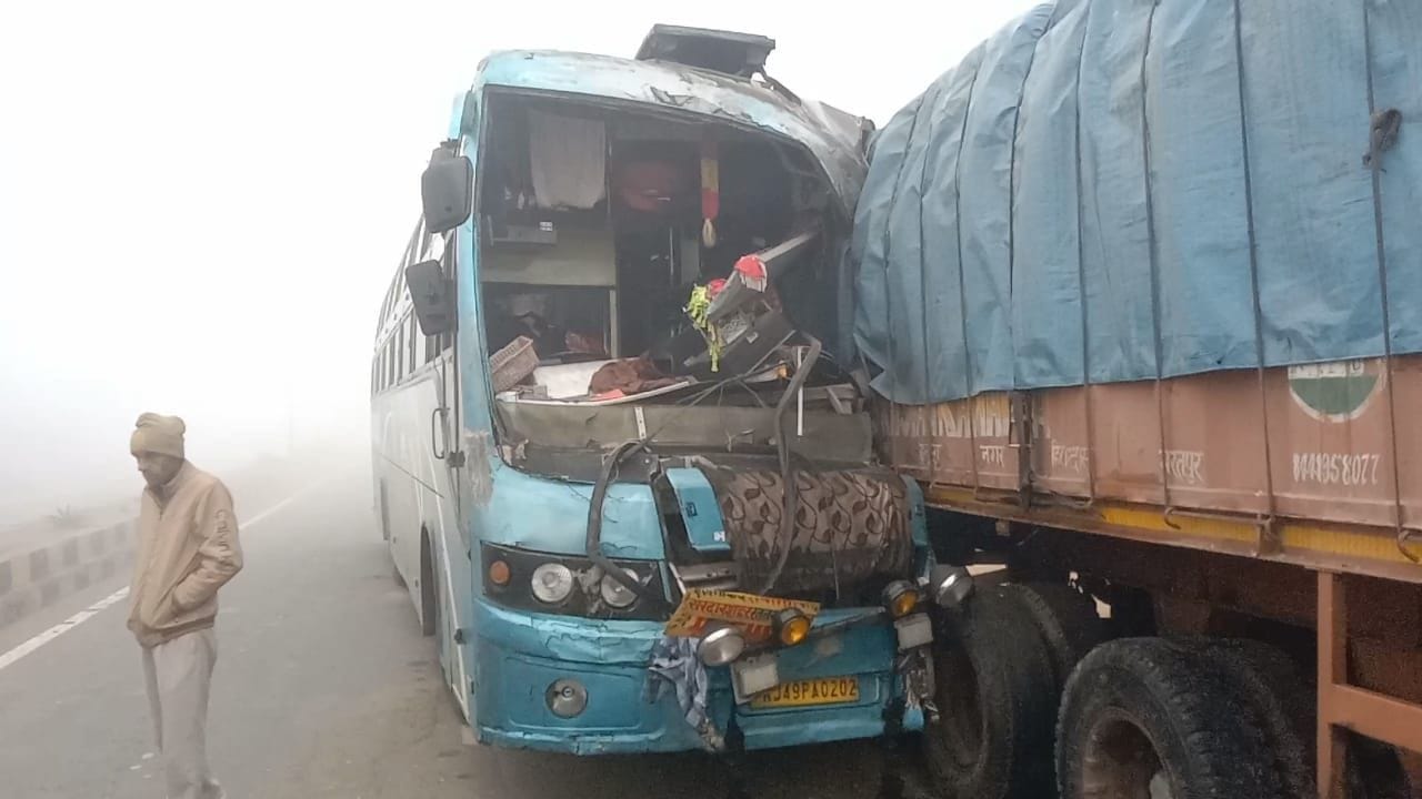 ऐलनाबाद के पास सड़क हादसे में क्षतिगस्त हुई निजी बस । संवाद ऐलनाबाद के पास सड़क हादसे में क्षतिगस्त हुई निजी बस । संवाद