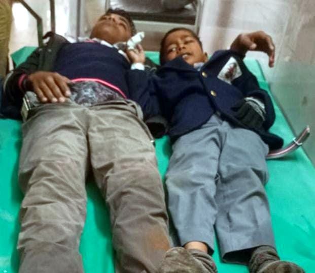 फोटो-21- सीएचसी में भर्ती घायल स्कूली बच्चे फोटो-21- सीएचसी में भर्ती घायल स्कूली बच्चे