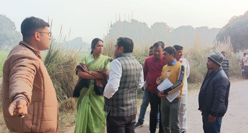 करौंदी गांव में मौके पर पहुंचकर जानकारी लेती एसडीएम सदर नुपूर गोयल। संवाद