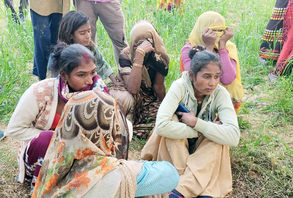 सिजनौड़ा गांव में घटनास्थल पर रोते बिलखते मृतका के परिजन। संवाद