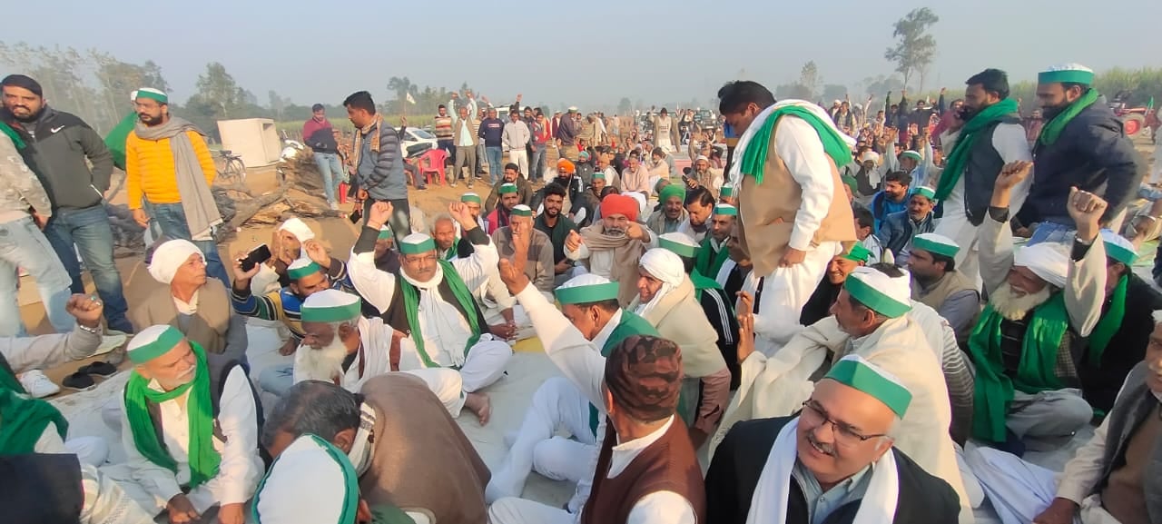 5-सिखेड़ा में अंडरपास की मांग को लेकर किसान और भाकियू कार्यकर्ता धरना देते हुए 5-सिखेड़ा में अंडरपास की मांग को लेकर किसान और भाकियू कार्यकर्ता धरना देते हुए