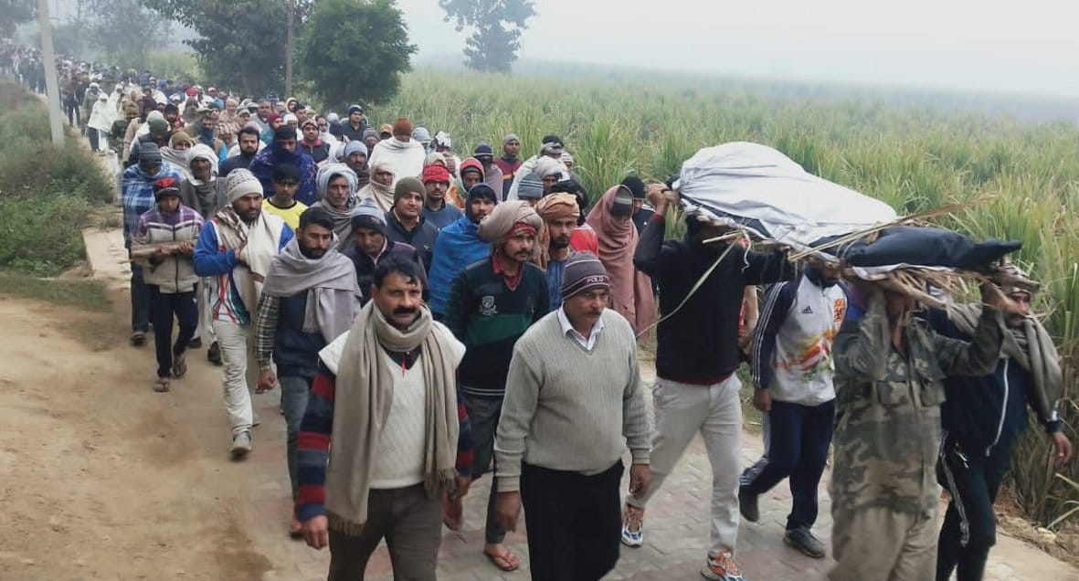 बागपत : खेकड़ा के फखरपुर गांव में बालक शौर्य की अंतिम यात्रा में शामिल ग्रामीण।