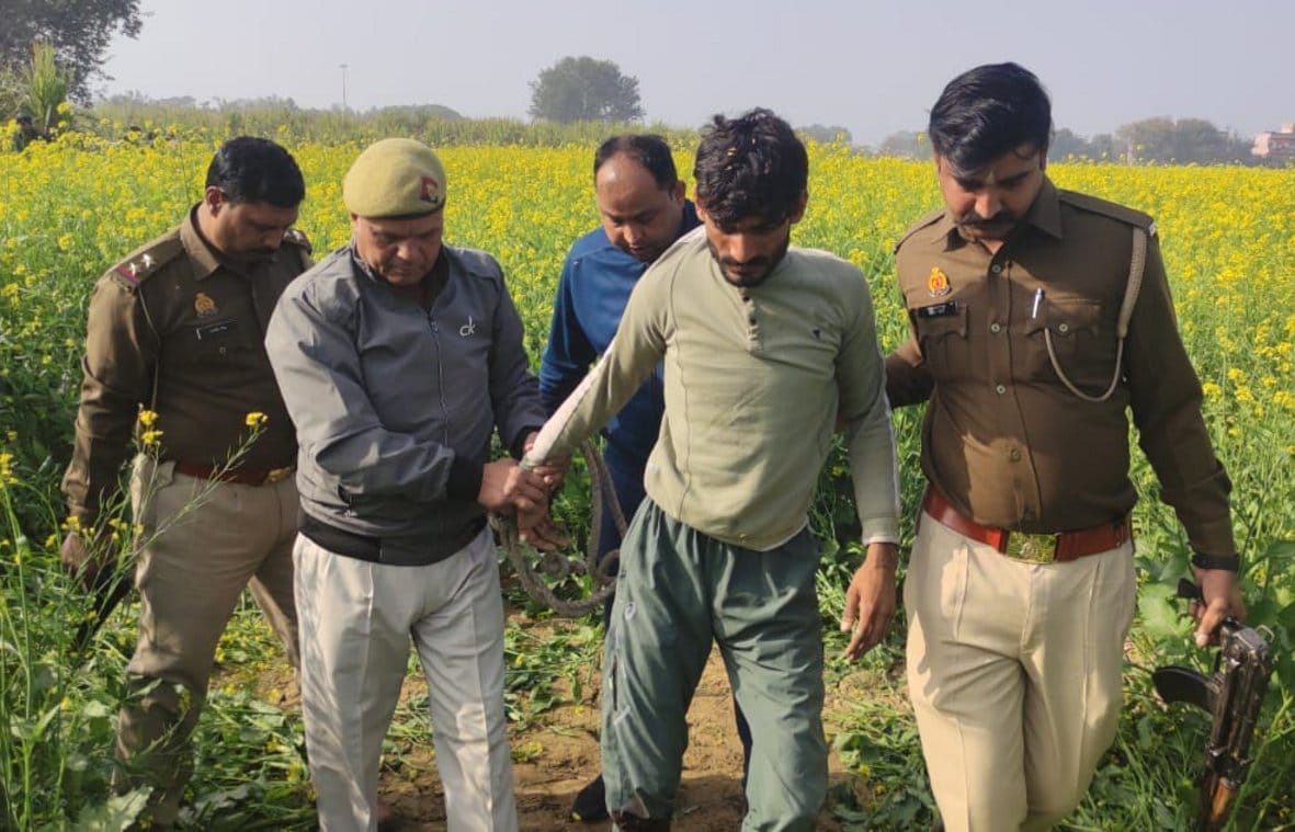 बागपत : खेकड़ा-सुनहरा संपर्क मार्ग पर हुई मुठभेड़ के बाद घायल विनित को अस्पताल लेकर जाते पुलिसकर्