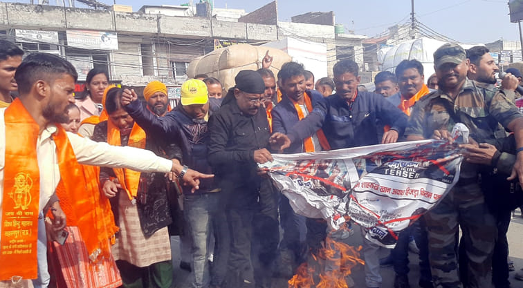 भारत माता चौक पर शारूख खान का पुतला व पोस्टर फुंकते हिंदु संगठनो के कार्यकर्ता