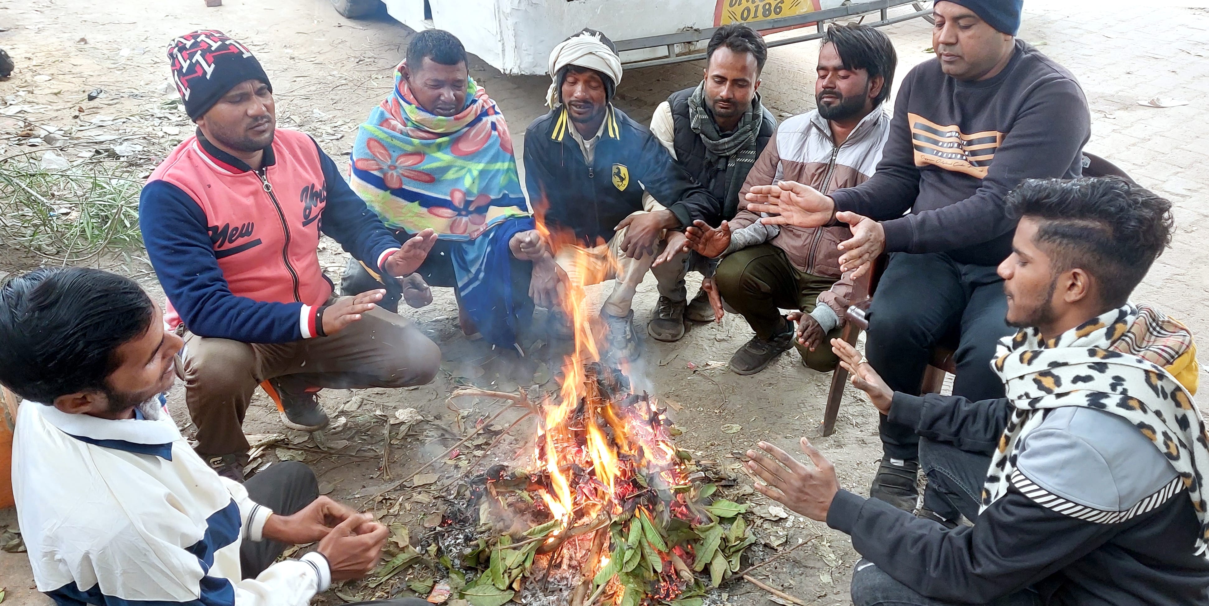 बिजनौर में मंगलवार को कड़ाके की ठंड में आग जलाकर हाथ सेकते लोग। बिजनौर में मंगलवार को कड़ाके की ठंड में आग जलाकर हाथ सेकते लोग।