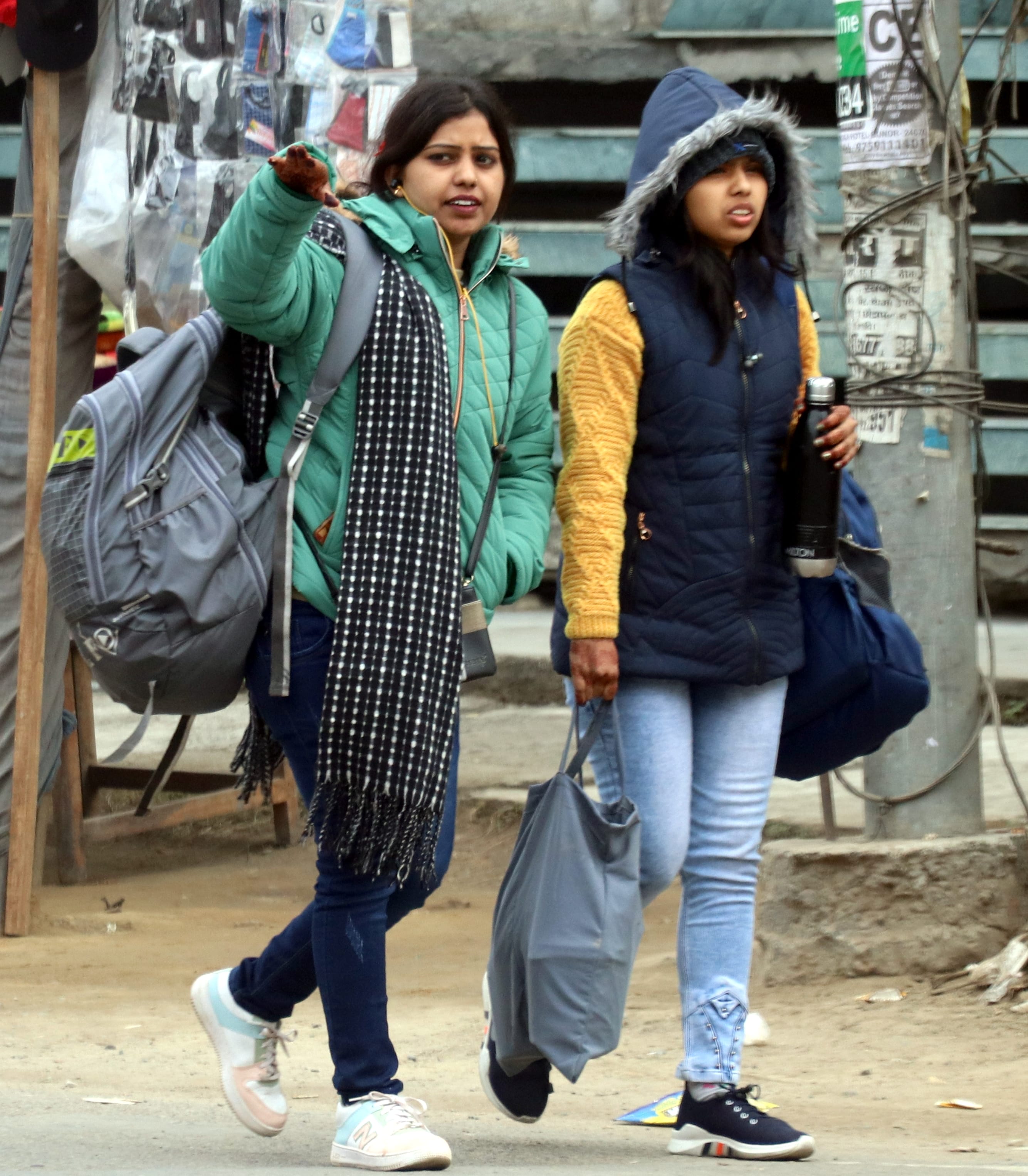 बिजनौर में मंगलवार को कड़ाके की ठंड में गर्म कपड़ों में लिपटकर जाती युवतियां। बिजनौर में मंगलवार को कड़ाके की ठंड में गर्म कपड़ों में लिपटकर जाती युवतियां।