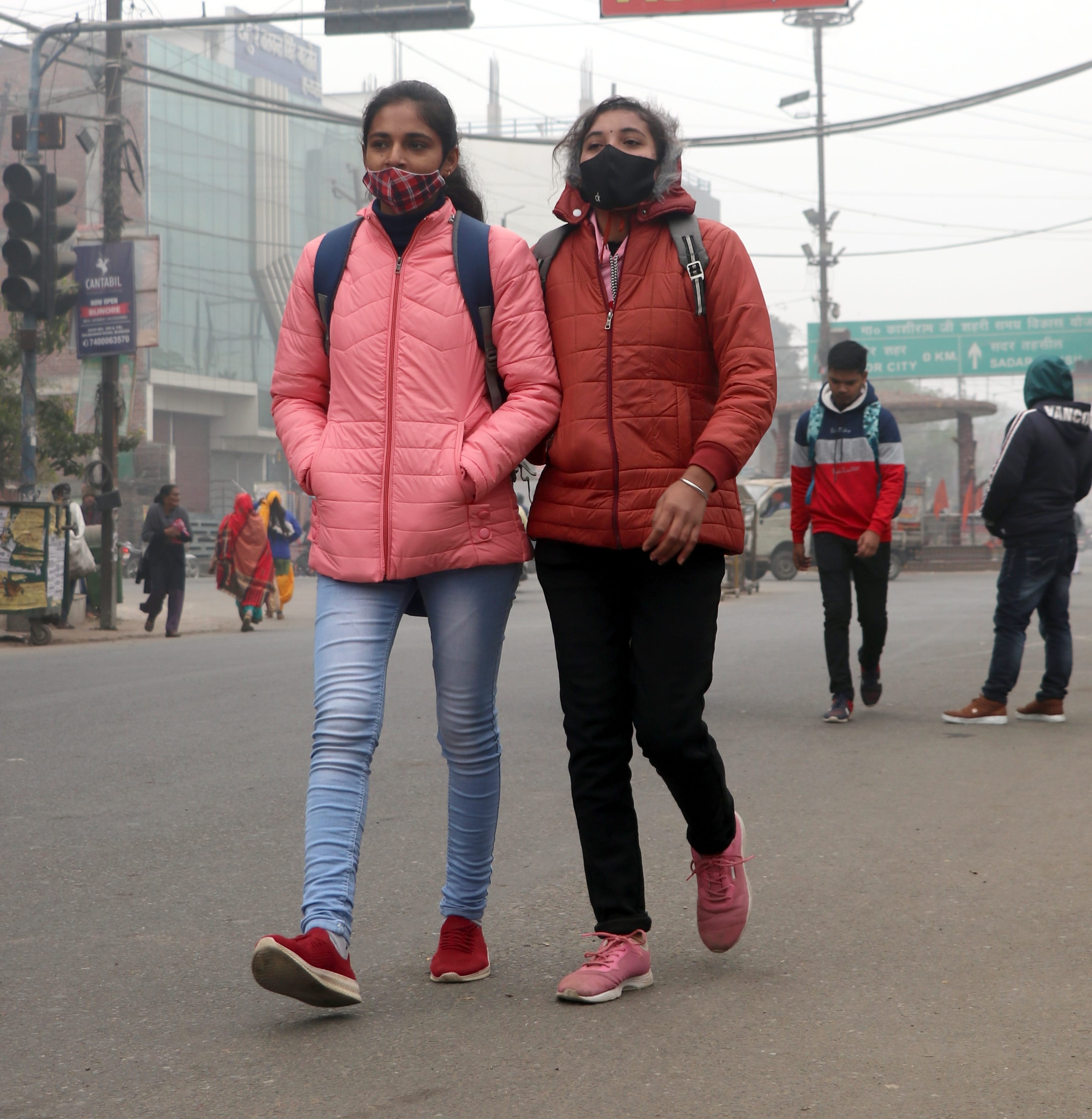 बिजनौर में मंगलवार को कड़ाके की ठंड में गर्म कपड़ों में लिपटकर जाती युवतियां। बिजनौर में मंगलवार को कड़ाके की ठंड में गर्म कपड़ों में लिपटकर जाती युवतियां।