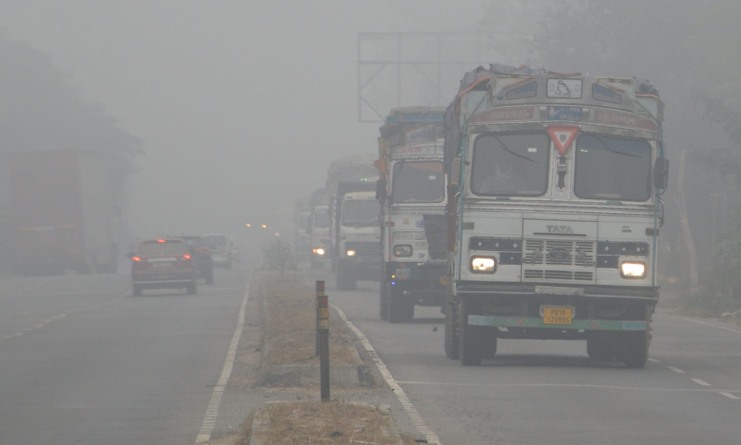 बिजनौर में मंगलवार की सुबह छाए घने कोहरे में लगी ट्रकों की लंबी लाइन। बिजनौर में मंगलवार की सुबह छाए घने कोहरे में लगी ट्रकों की लंबी लाइन।