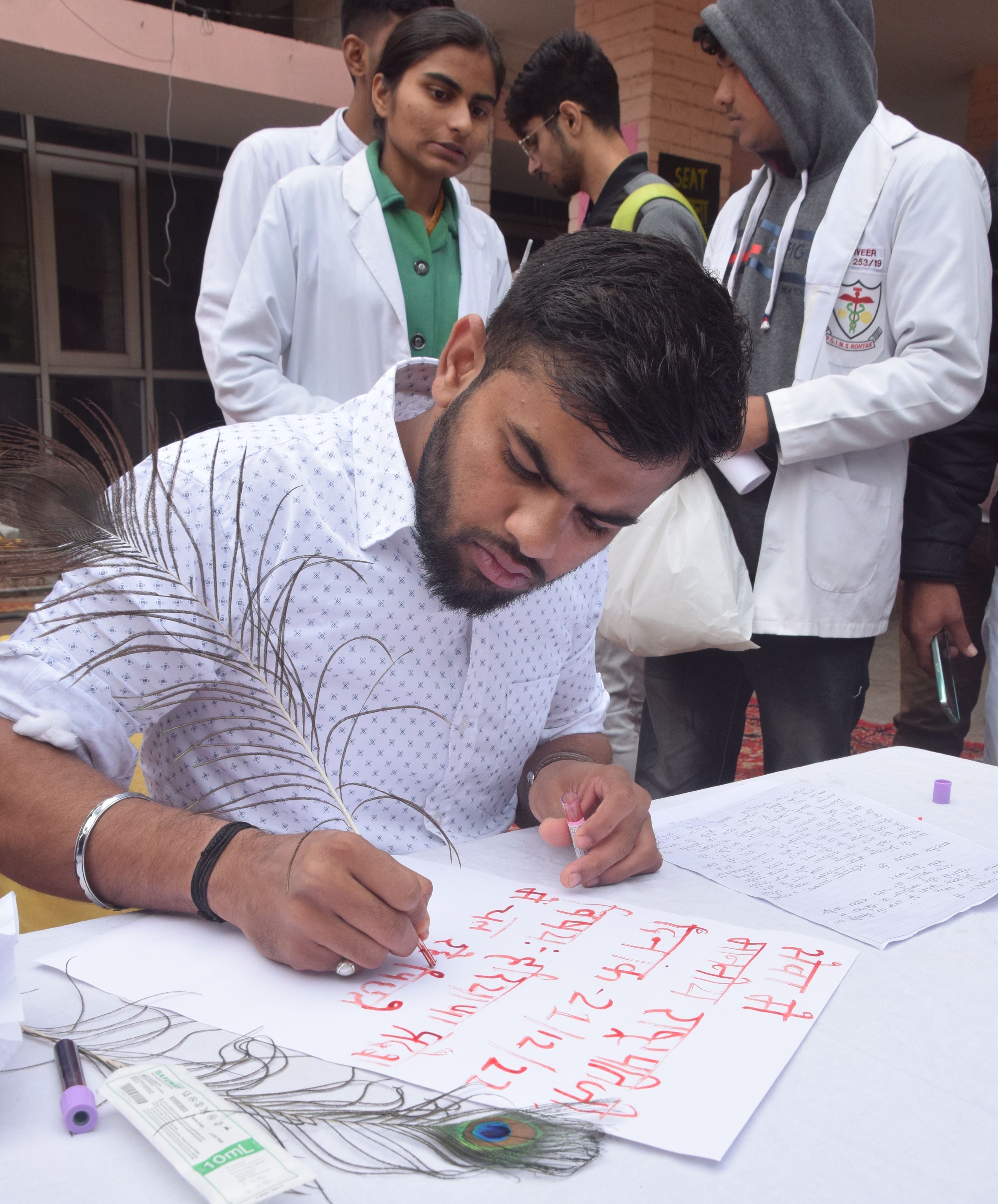 बॉन्ड पॉलिसी के विरोध में रोहतक पीजीआई के निदेशक कार्यालय के बाहर धरनास्थल पर अपने खून से राष्ट्? बॉन्ड पॉलिसी के विरोध में रोहतक पीजीआई के निदेशक कार्यालय के बाहर धरनास्थल पर अपने खून से राष्ट्?