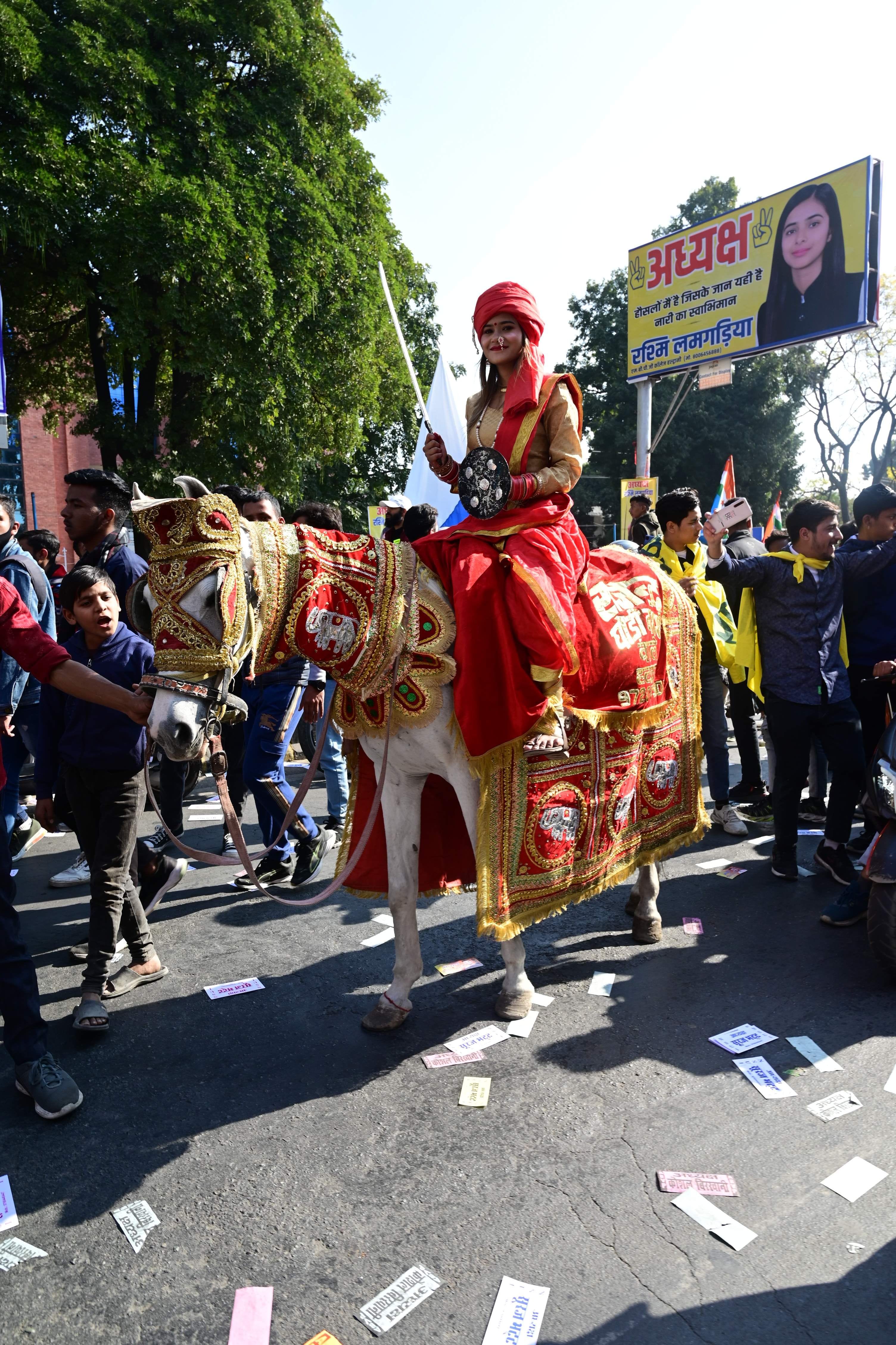 हल्द्वानी में एमबी महा विद्यालय के छात्रसंघ चुनाव में अध्यक्ष पद की प्रत्याशी रश्मि लमगड़िया के हल्द्वानी में एमबी महा विद्यालय के छात्रसंघ चुनाव में अध्यक्ष पद की प्रत्याशी रश्मि लमगड़िया के