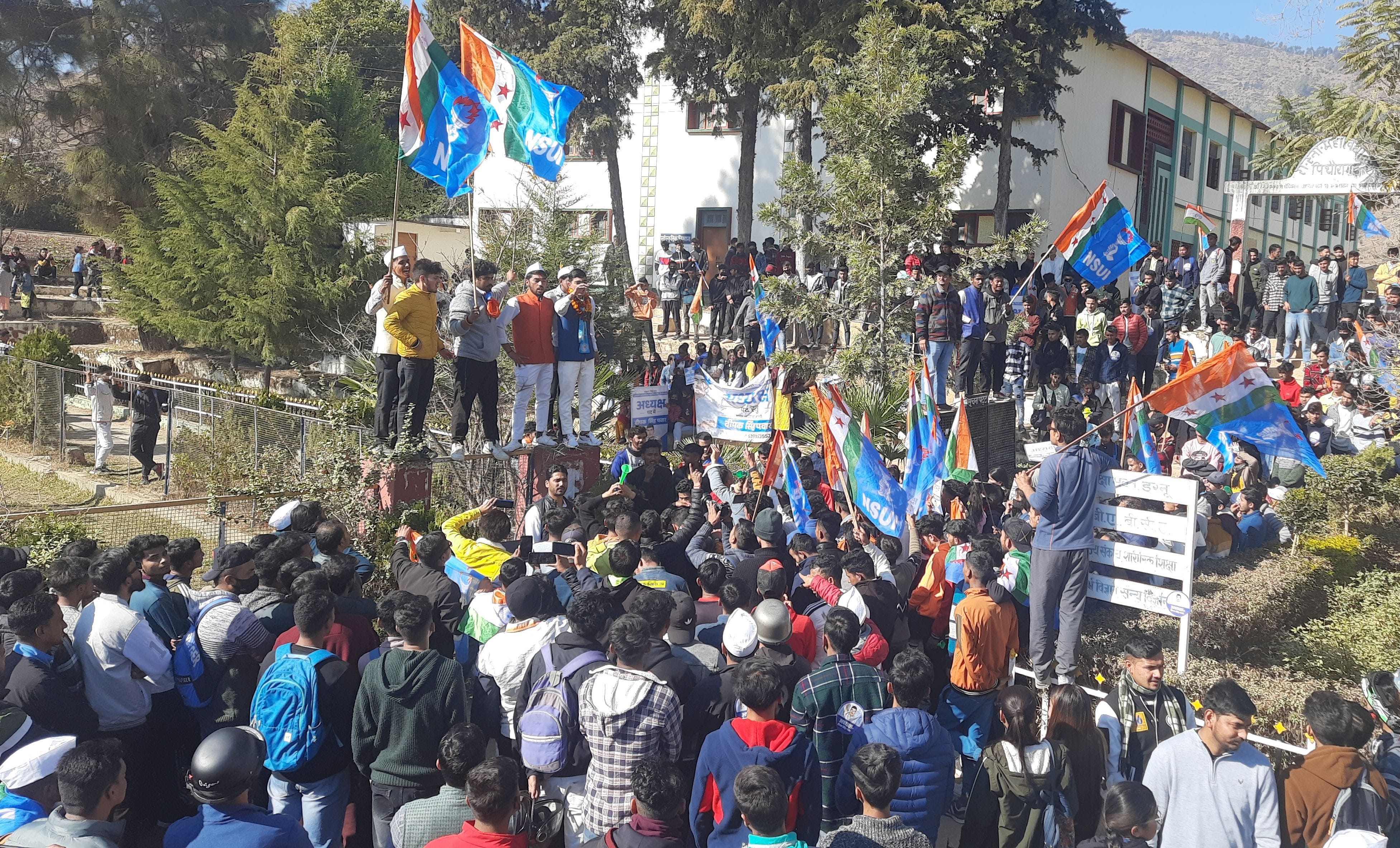 पिथौरागढ़ कॉलेज में सभा करते एनएसयूआई संगठन के लोग। संवाद