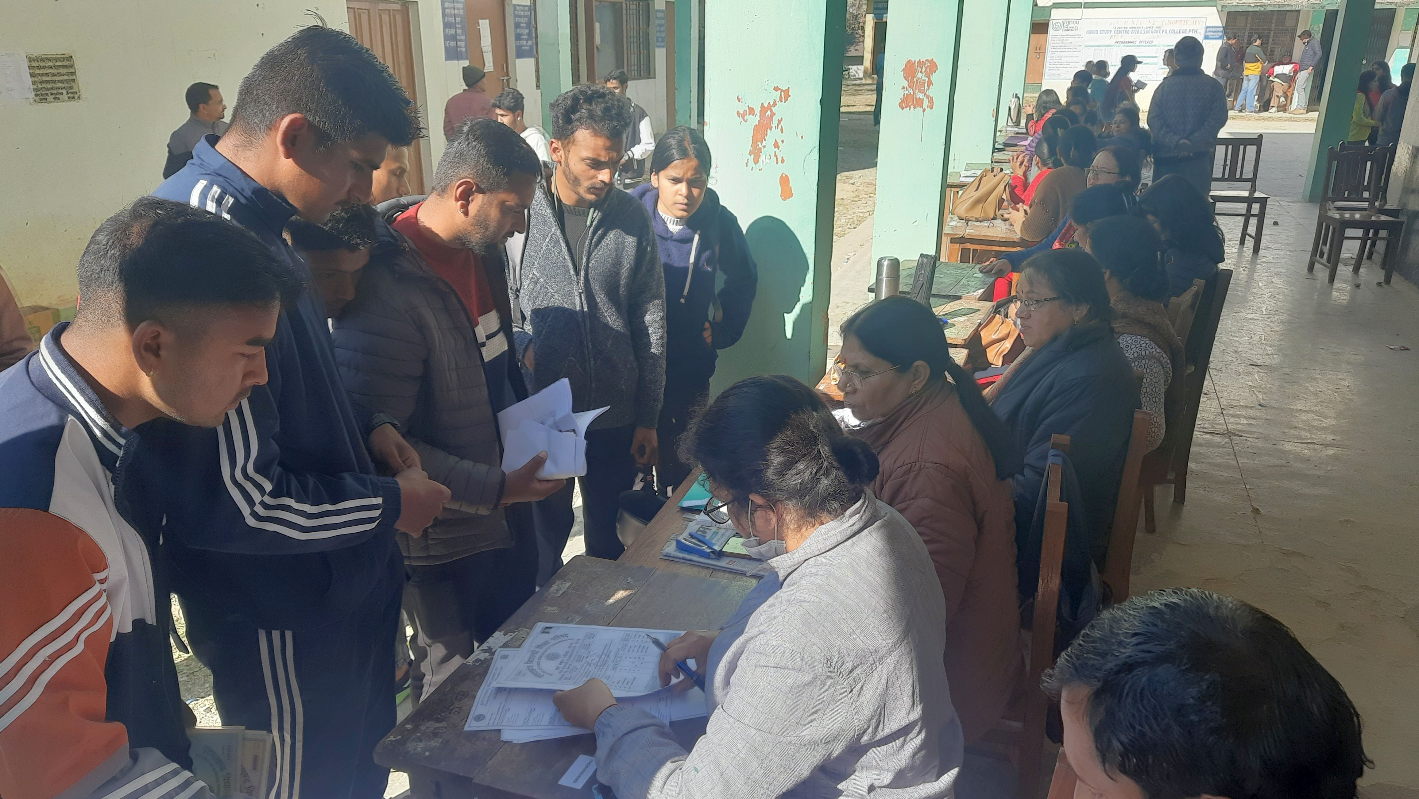 पिथौरागढ़ परिसर में छात्रसंघ चुनाव के लिए नामांकन कराते प्रत्याशी। संवाद